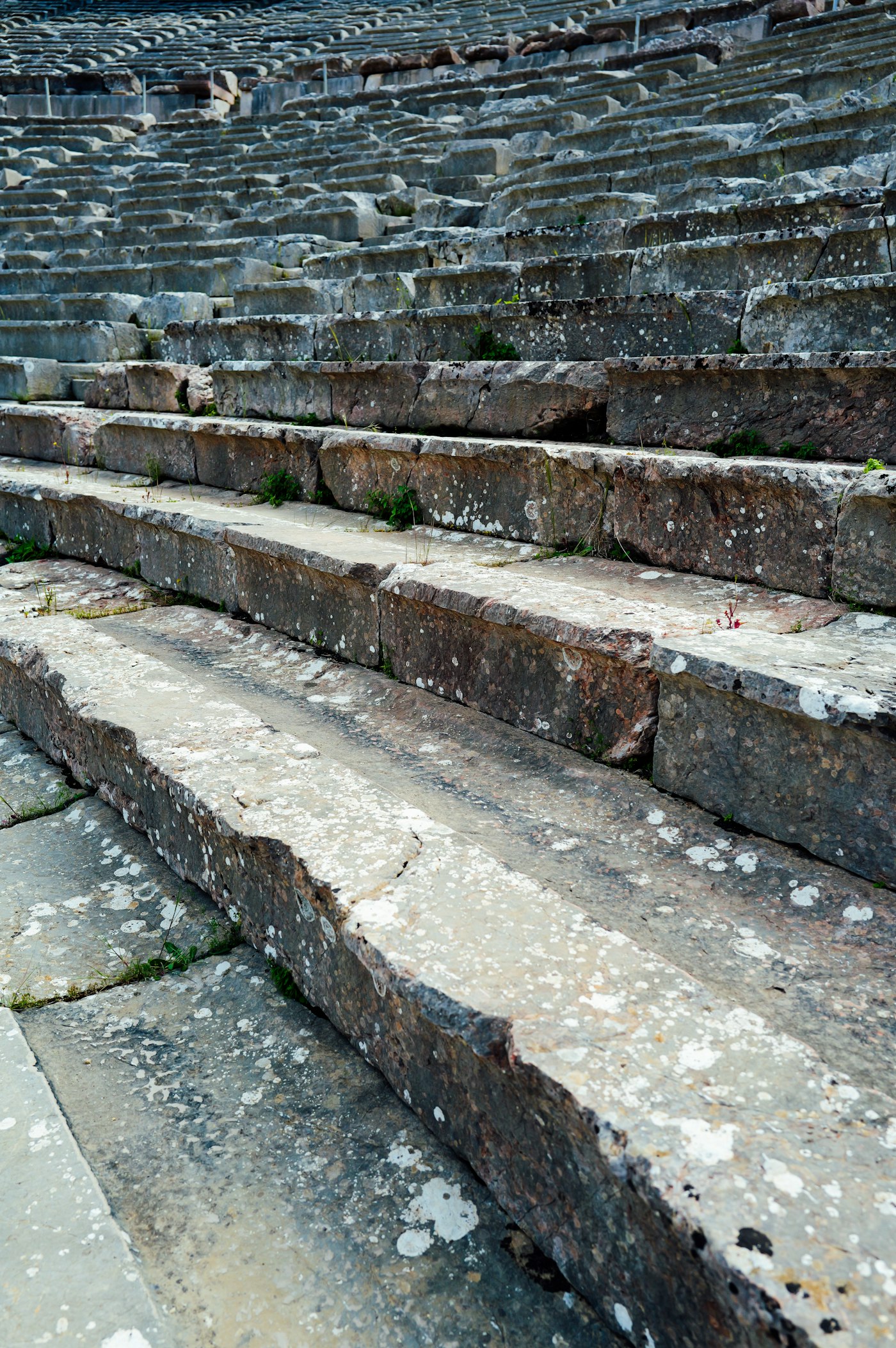 Escalones de piedra antiguos, erosionados y cubiertos de líquenes.